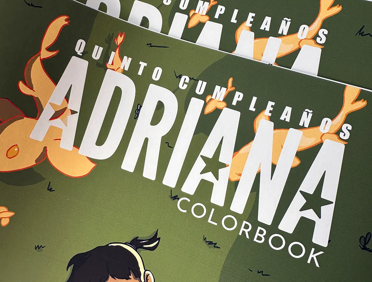 Detalle de la portada e impresión del libro de colorear